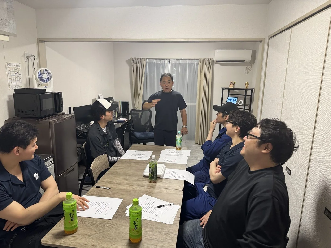 社内安全ミーティングで安全運行について共有する様子